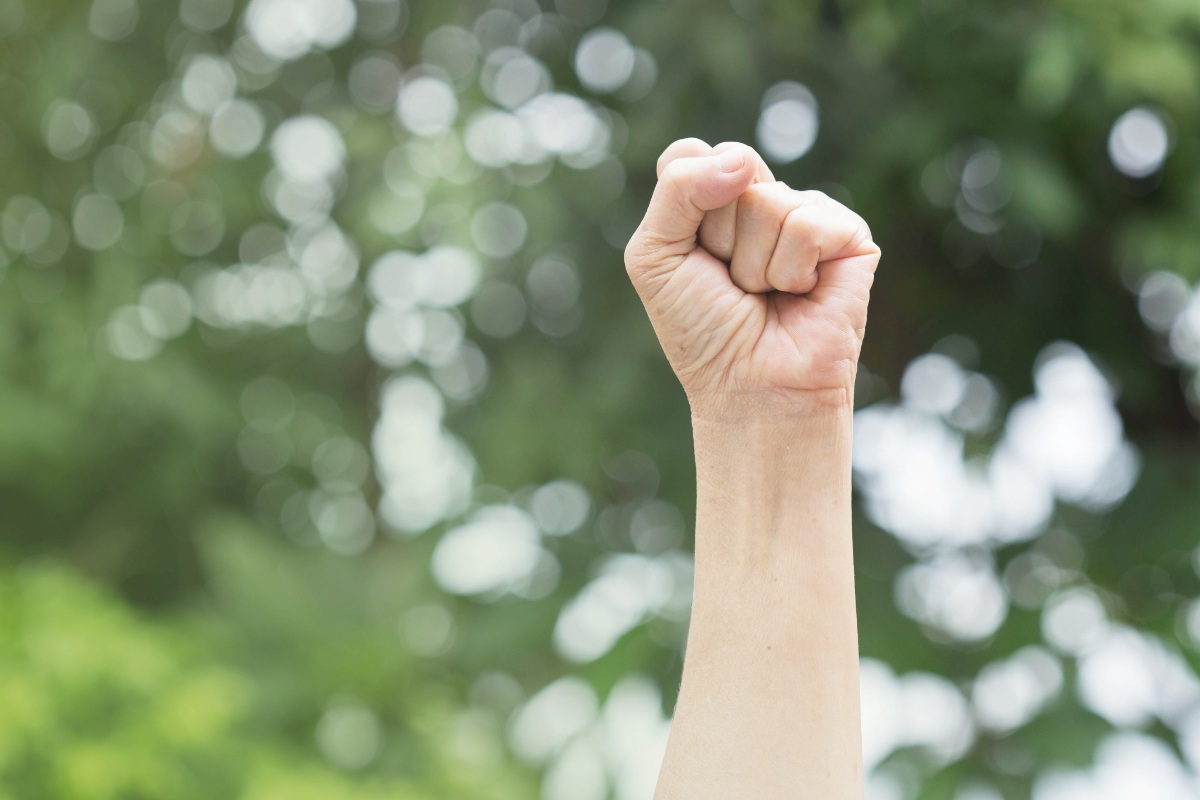 Un poing levé qui symbolise la liberté