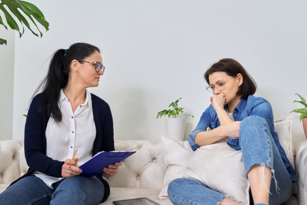 Une psychologue qui discute avec une patiente