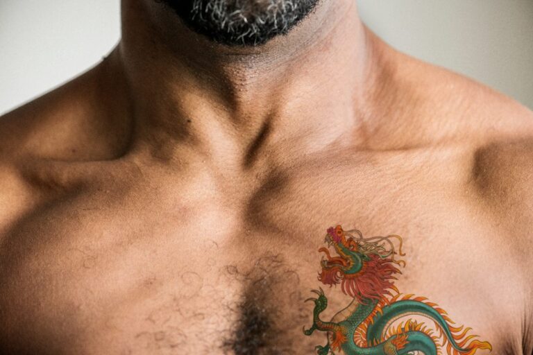 Un tatouage de dragon japonais sur la poitrine d'un homme