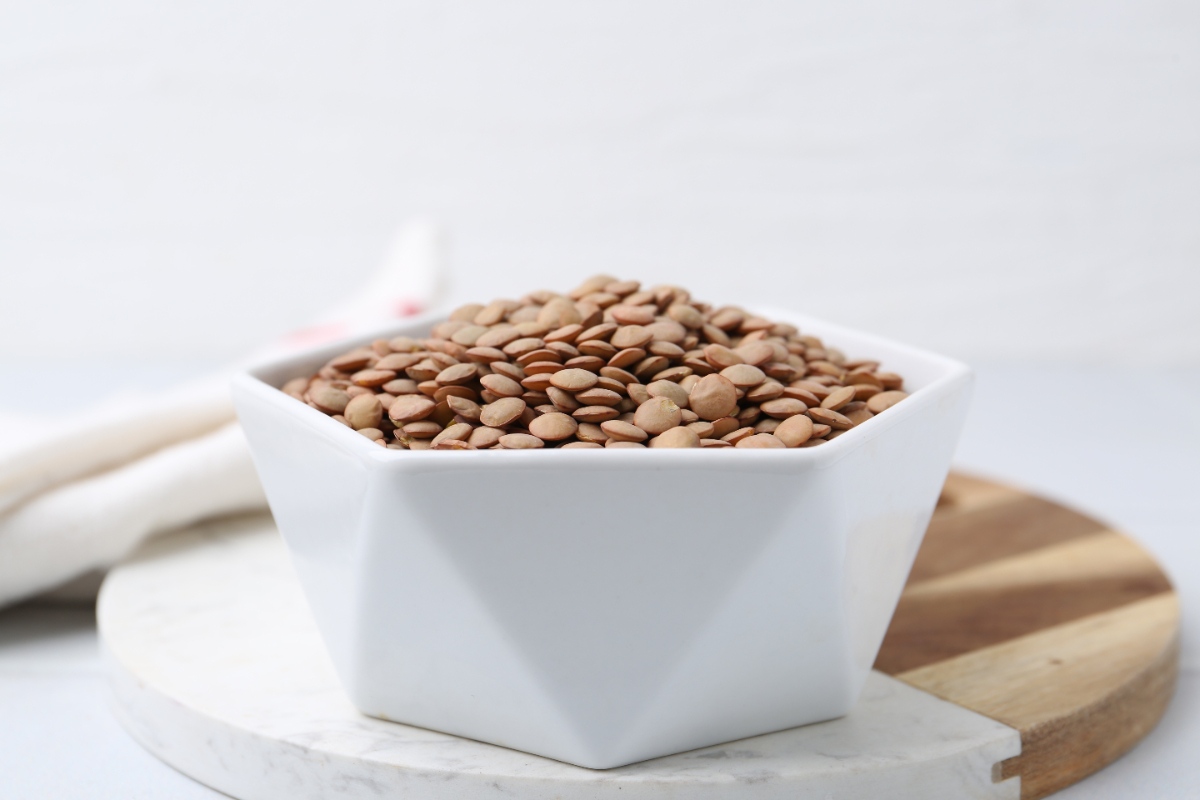 Un bol de lentilles sur la table