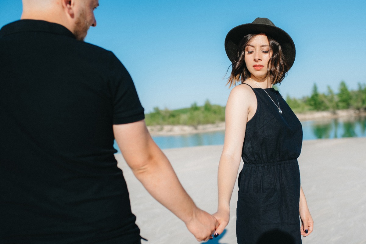Un couple amoureux se tenant les mains