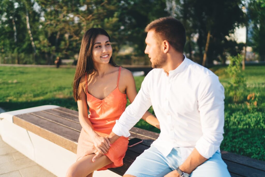 Un couple assis dans un parc