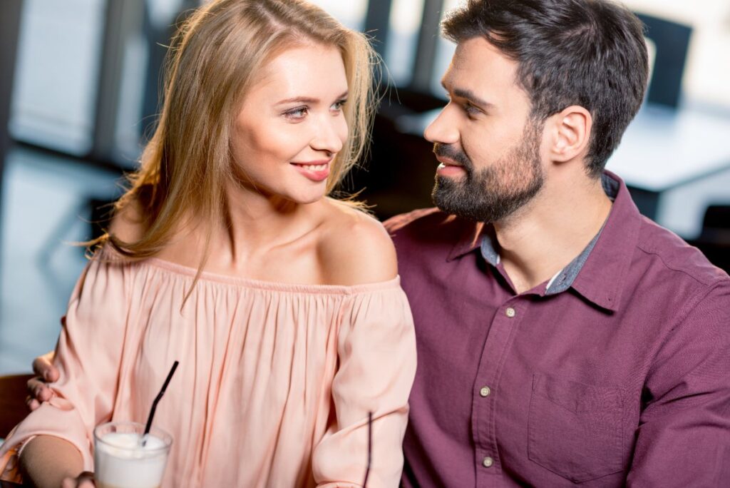 Un couple heureux qui se regarde
