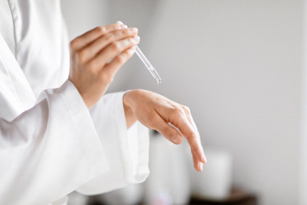 Une femme qui applique du sérum sur la peau