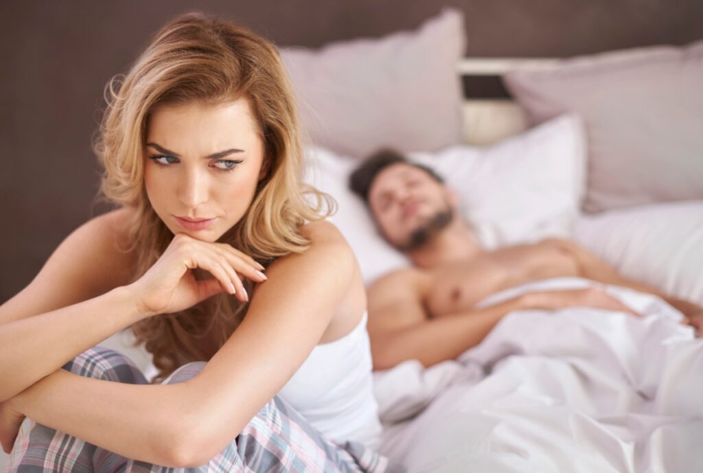 Une femme contrariée près d'un homme