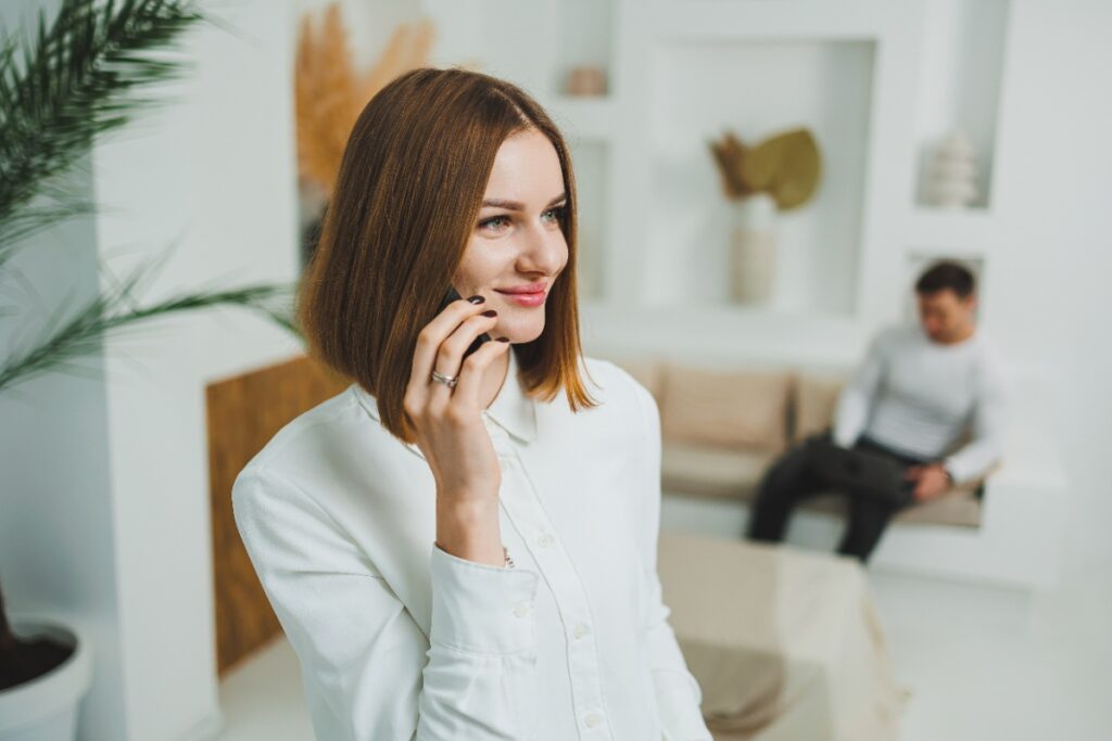 Une femme heureuse au téléphone