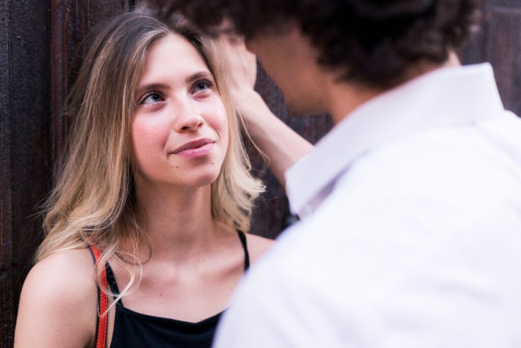 Une femme qui regarde son partenaire dans les yeux