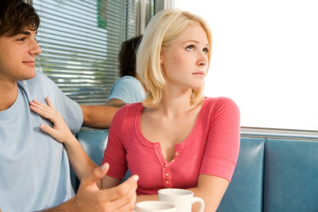 Une femme qui repousse l'homme qui la regarde
