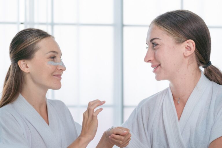 Des femmes appliquant de la crème sur leur visage