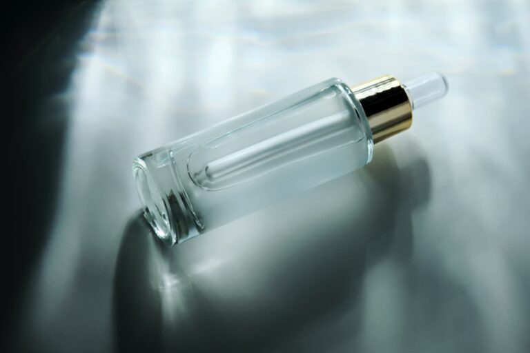 Un flacon de sérum cosmétique