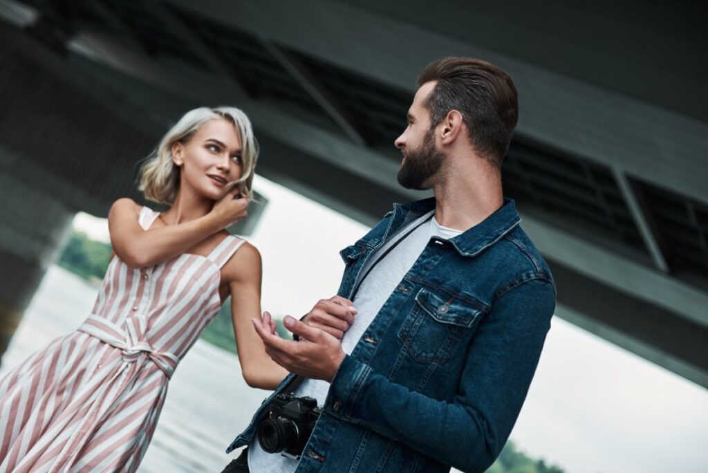Un homme et une femme qui se rencontre à l'extérieur