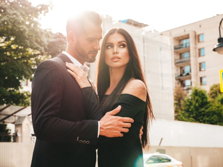 Un homme sérieux regardant sa femme