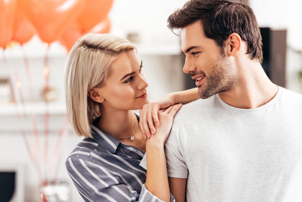 Un homme qui sourit en voyant la femme