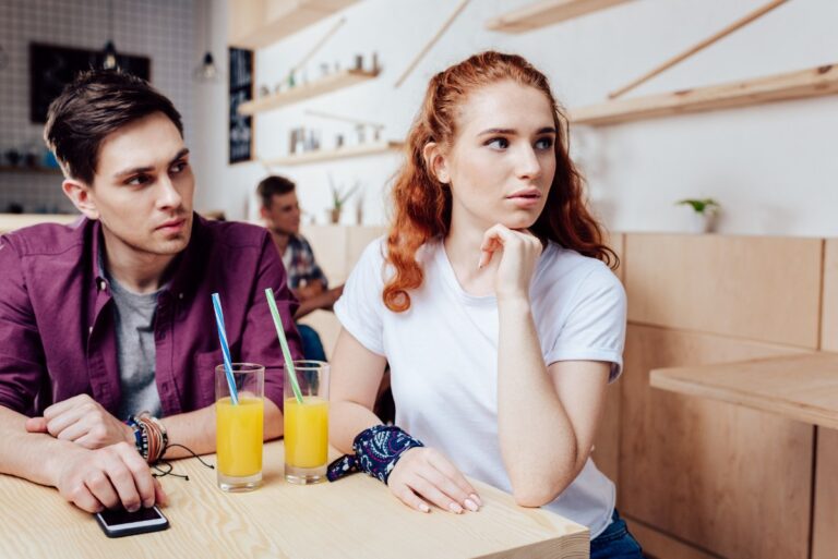 Un jeune homme regardant sa copine