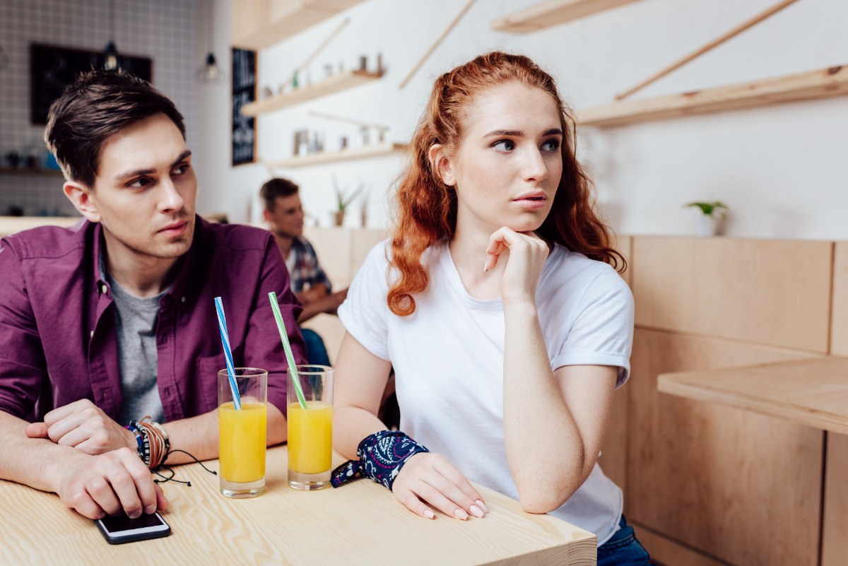 Un jeune homme regardant sa copine