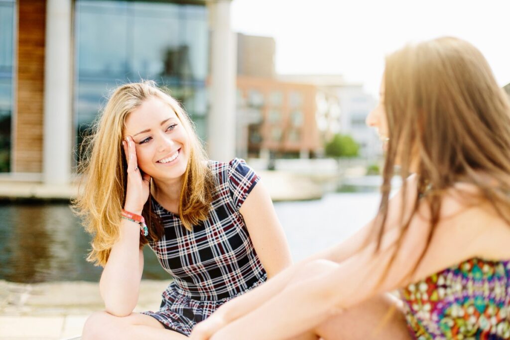Des amies discutant autour d'une table