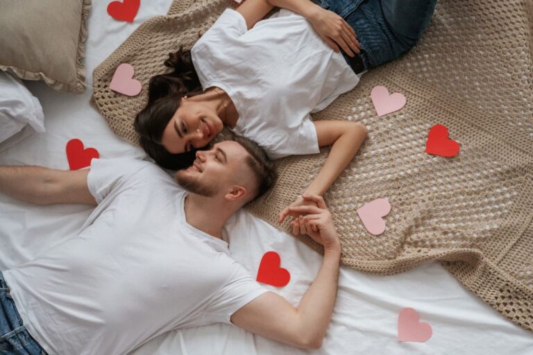 Un couple allongé sur le lit