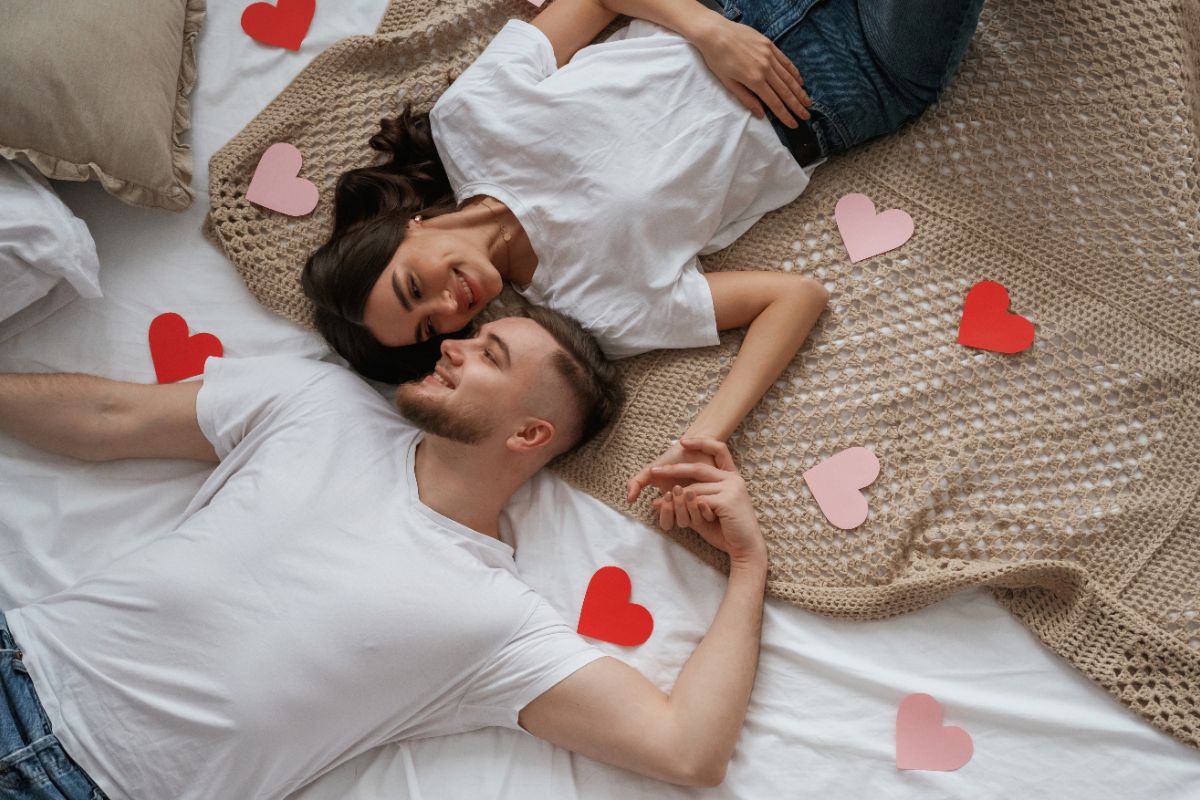 Un couple allongé sur le lit