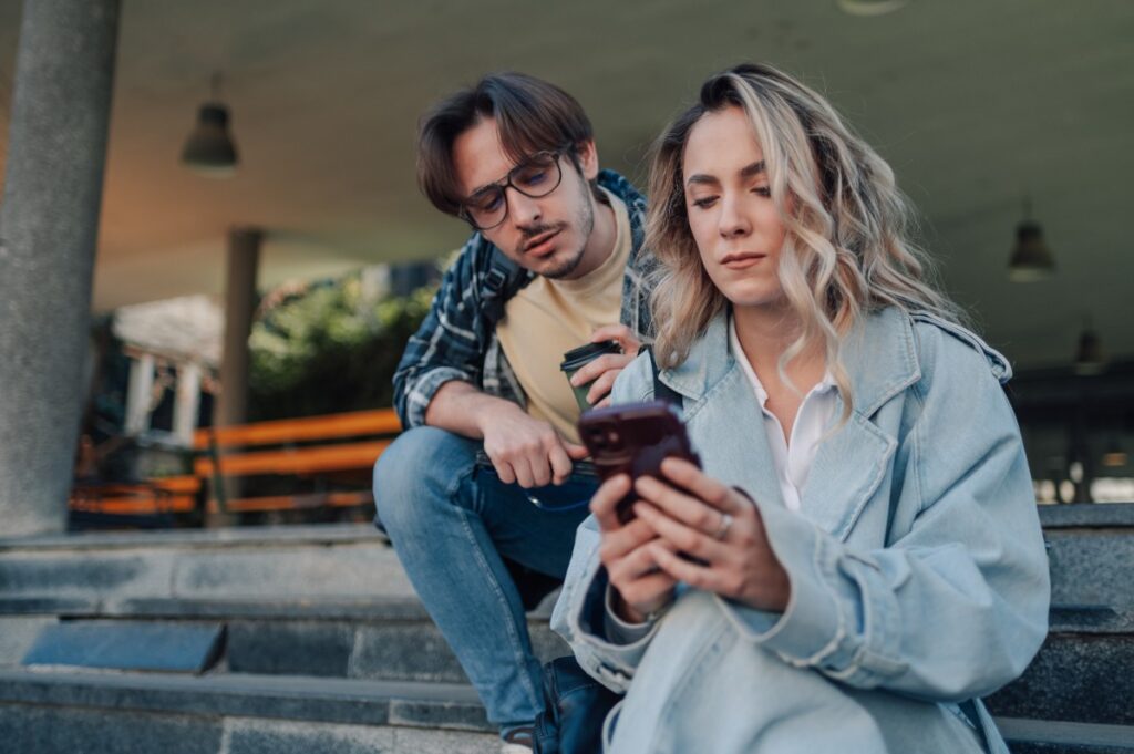 Un couple assise sur un escalier