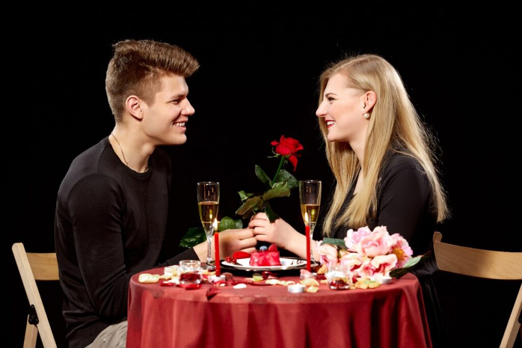 Un couple romantique célébrant leur anniversaire