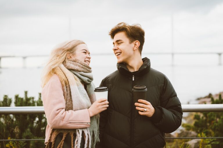 Deux amis appréciant un café en plein air