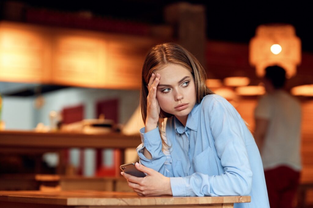 Une femme assise qui cache son visage