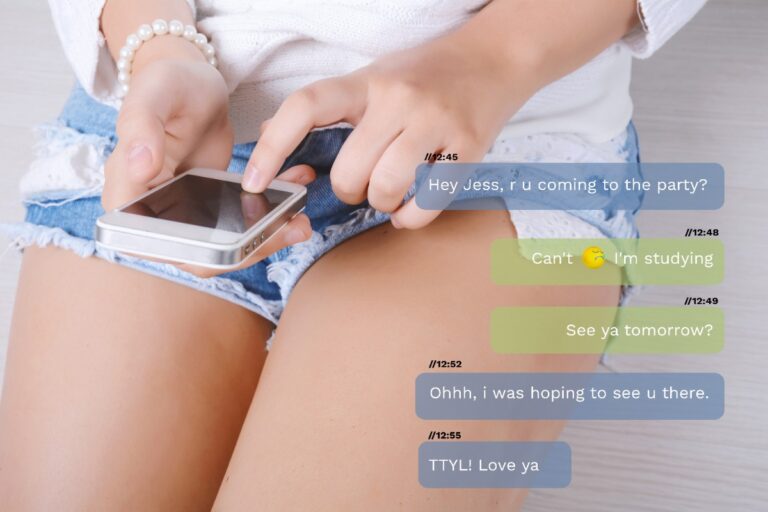 Une femme qui envoie des messages avec son téléphone