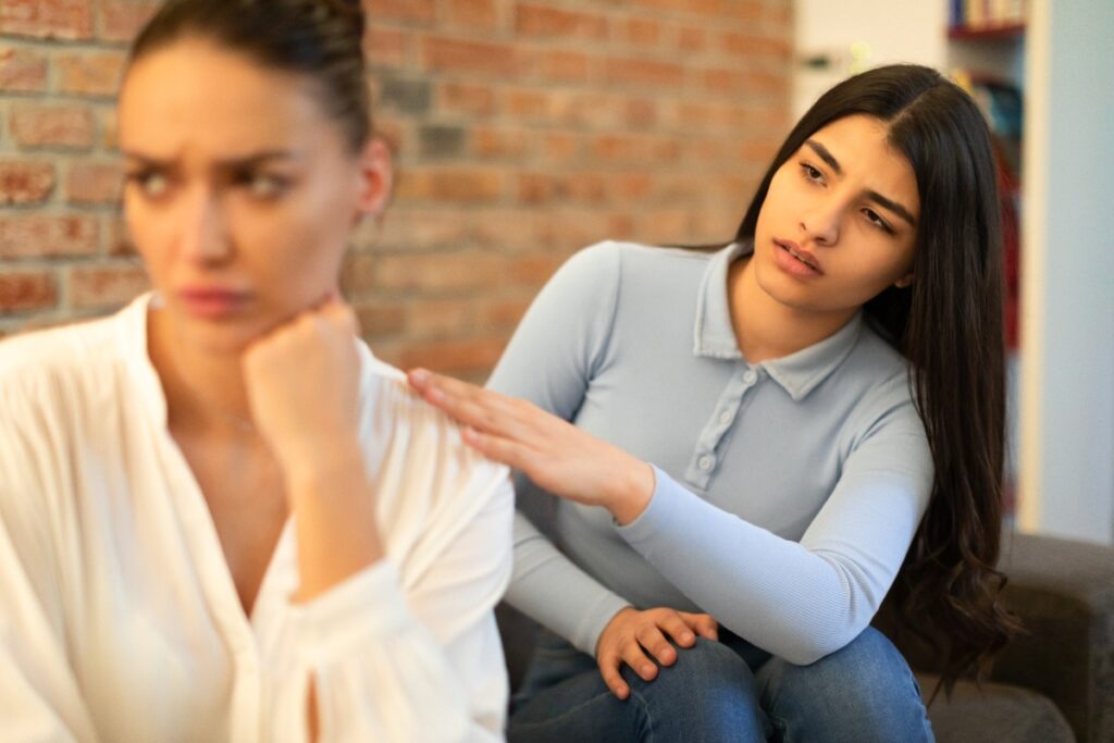 Une femme fachée qui n'écoute pas son amie