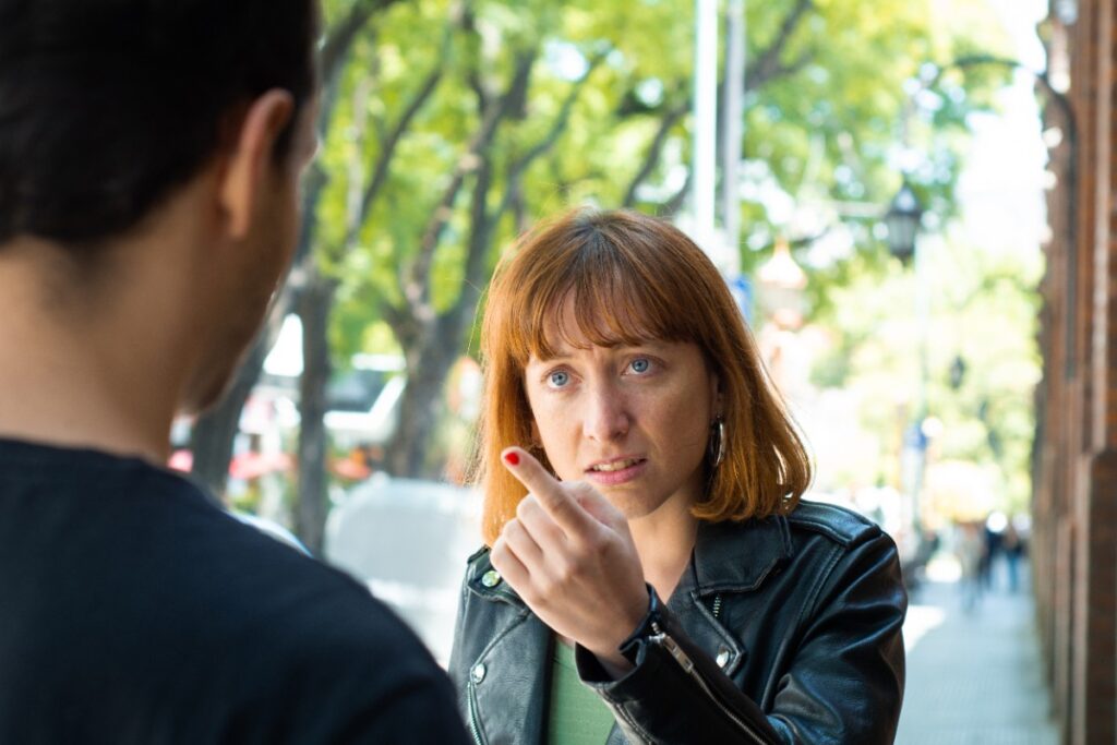 Une femme qui parle avec un homme