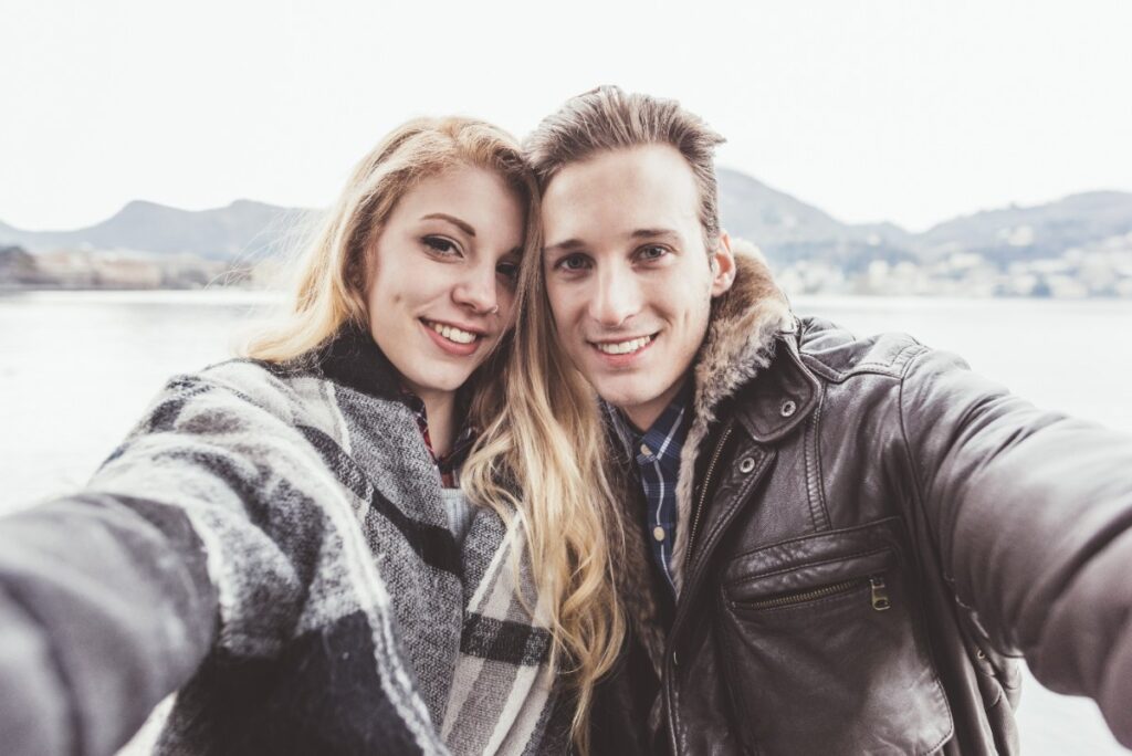 Un homme et une femme prenant une photo ensemble