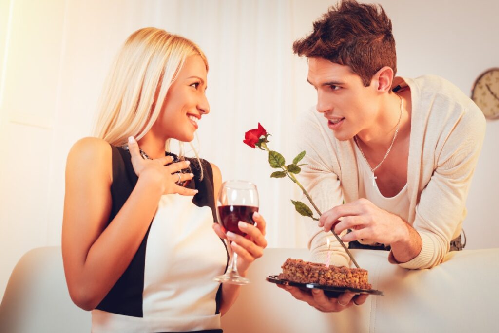 Un homme offrant une rose à sa femme