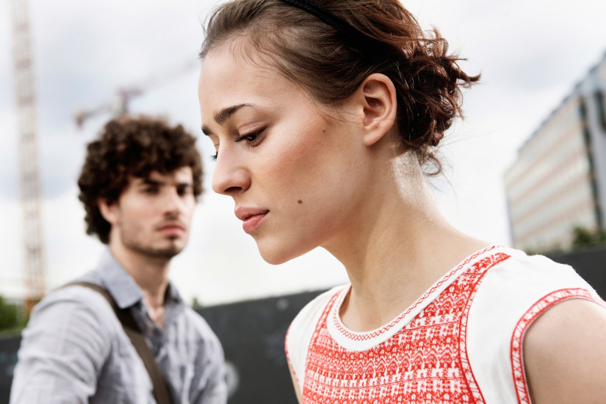 Un homme regardant son ex partenaire
