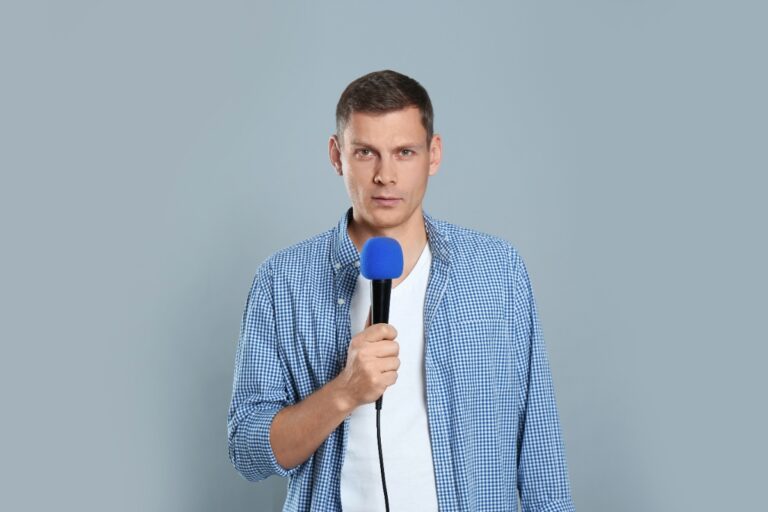 Un homme tenant un microphone bleu