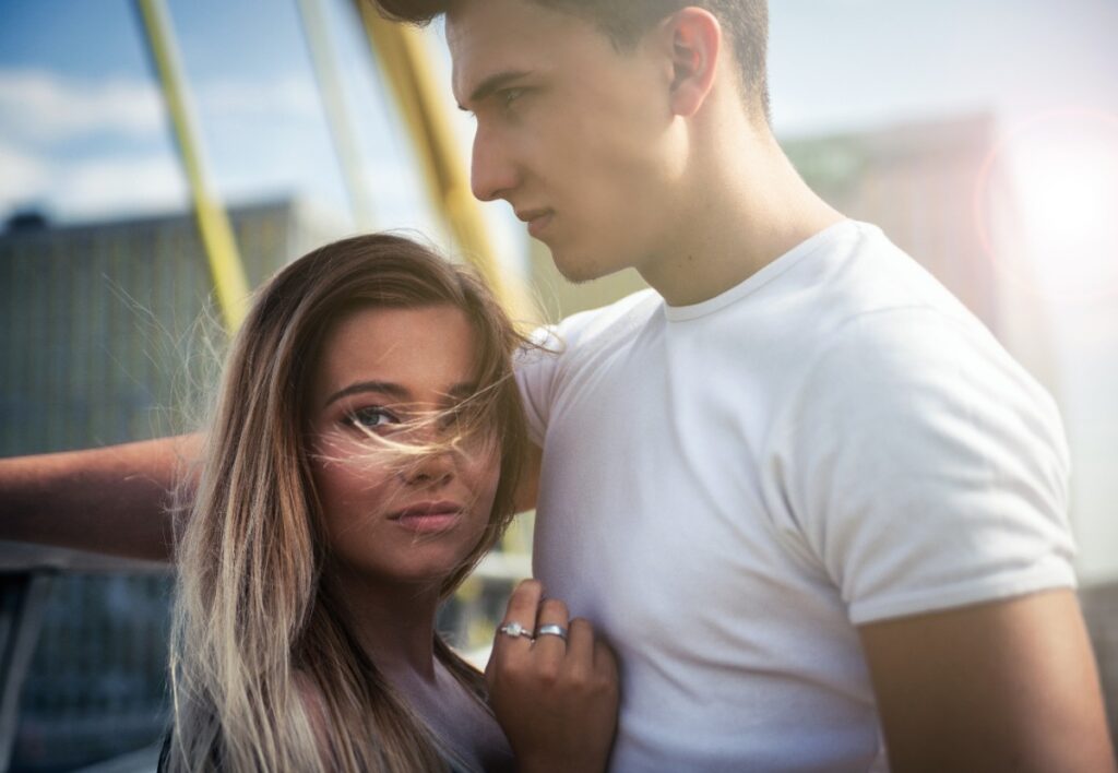 Un jeune couple affectueux