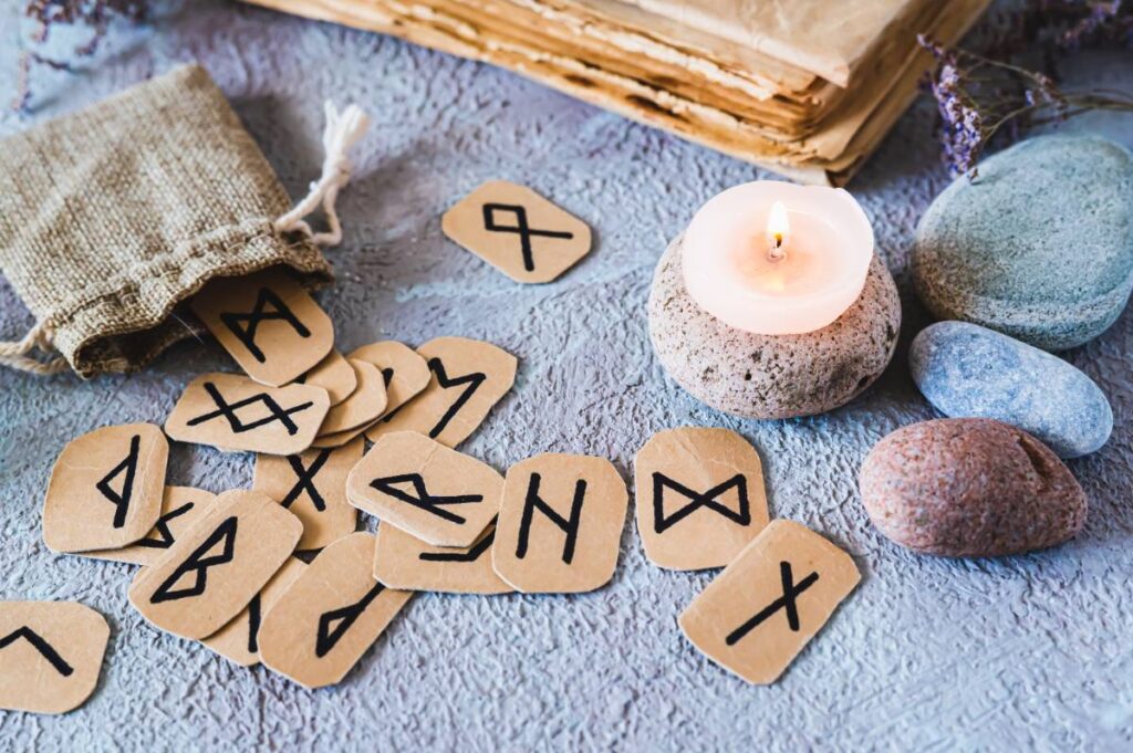 Des runes avec une bougie allumée