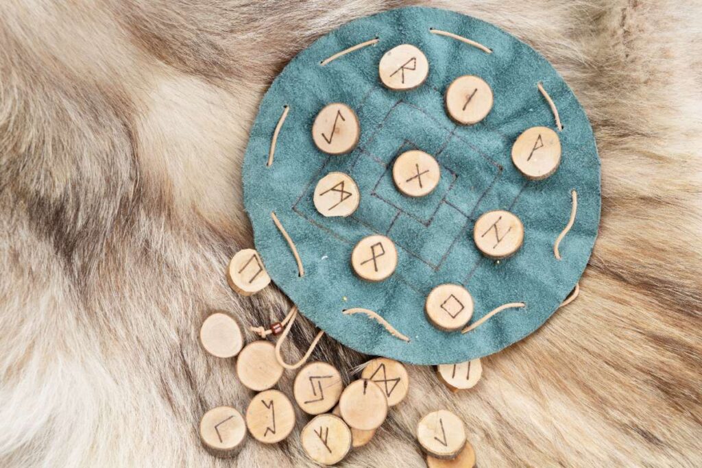 Des runes sur un plateau