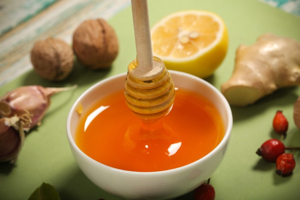 Un bol de miel avec du citron et de gingembre sur la table