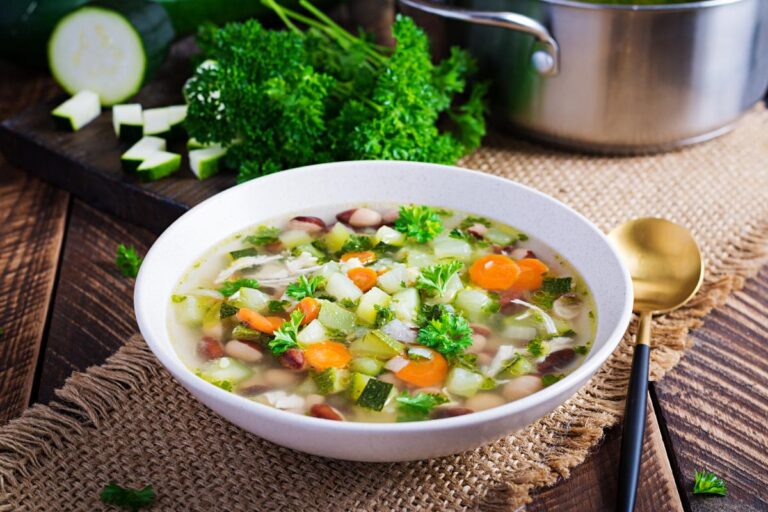 Un bol de soupe de légume frais sur la table