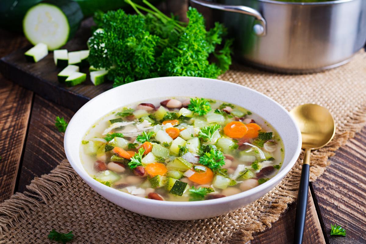 Un bol de soupe de légume frais sur la table