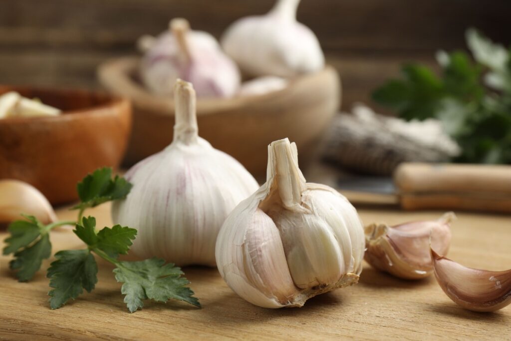 Bulbes d'ail frais et de persil sur la table