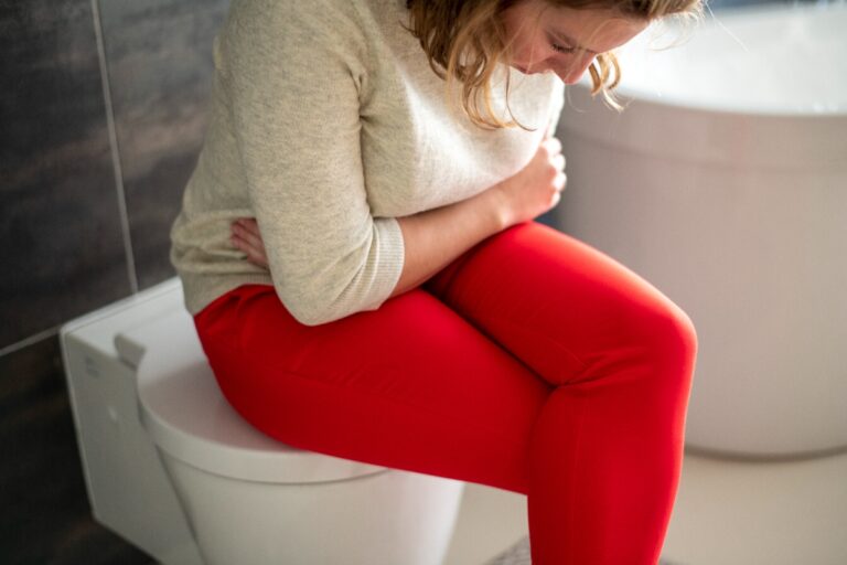 femme assise sur le wc souffre de constipation