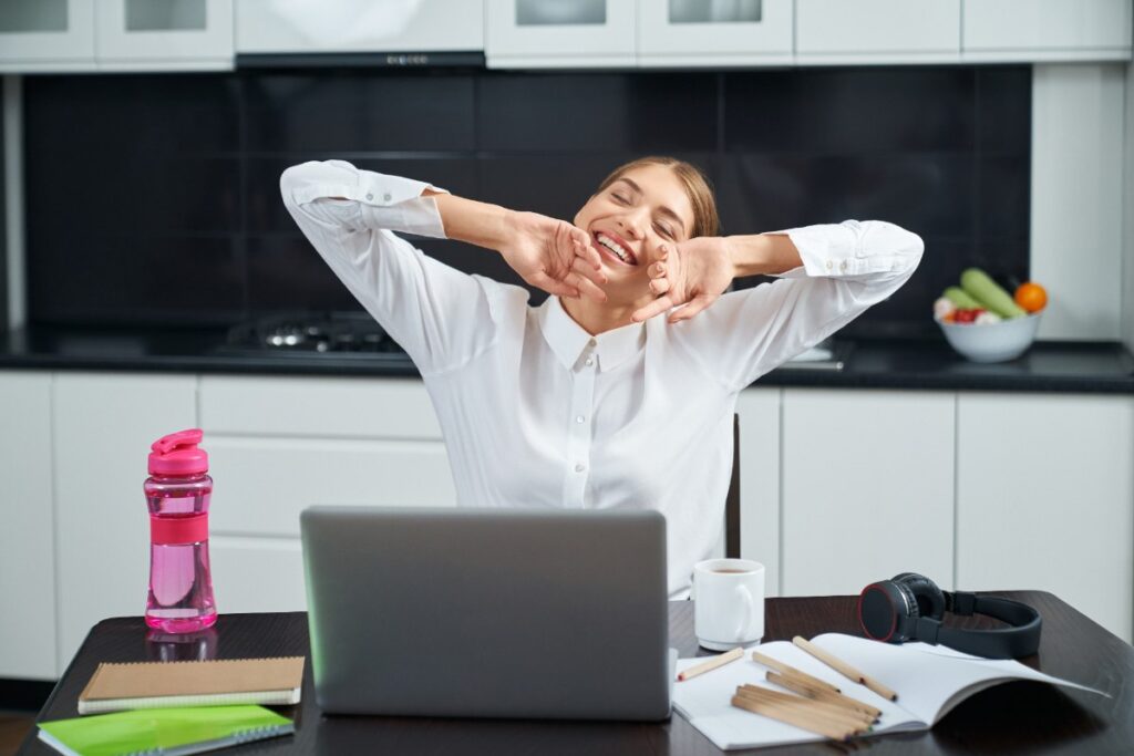 Une femme s'étirant dans son bureau