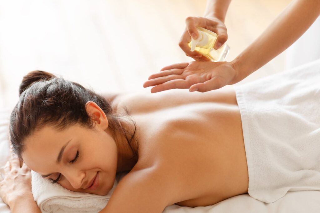 Une femme se relaxant pendant un massage