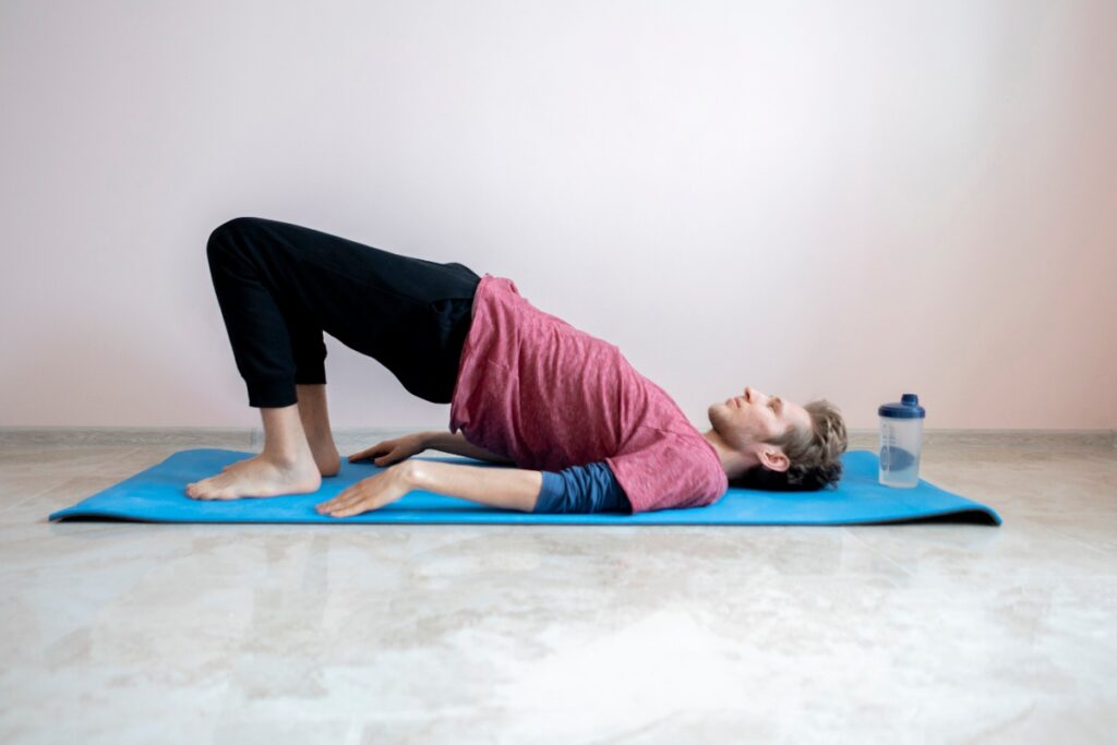 Un homme pratiquant des exercices abdominaux