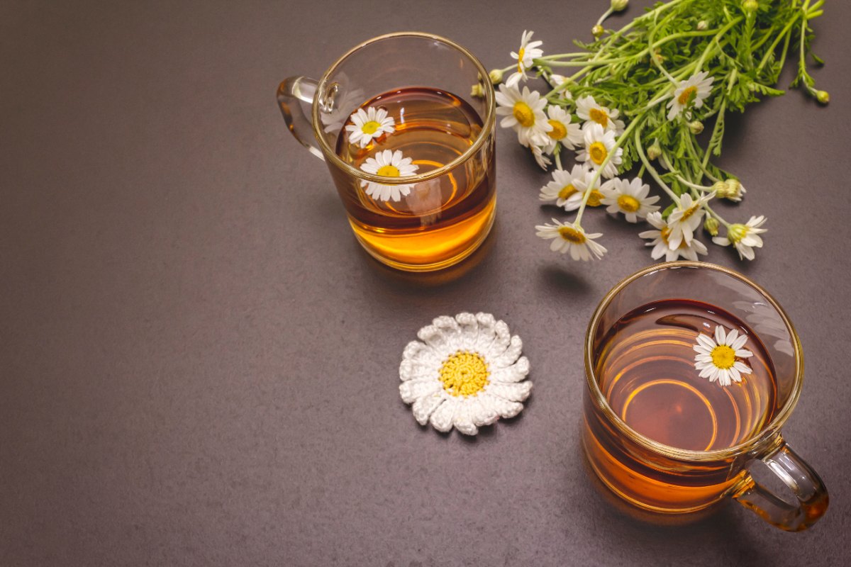 Infusion de camomille sur la table