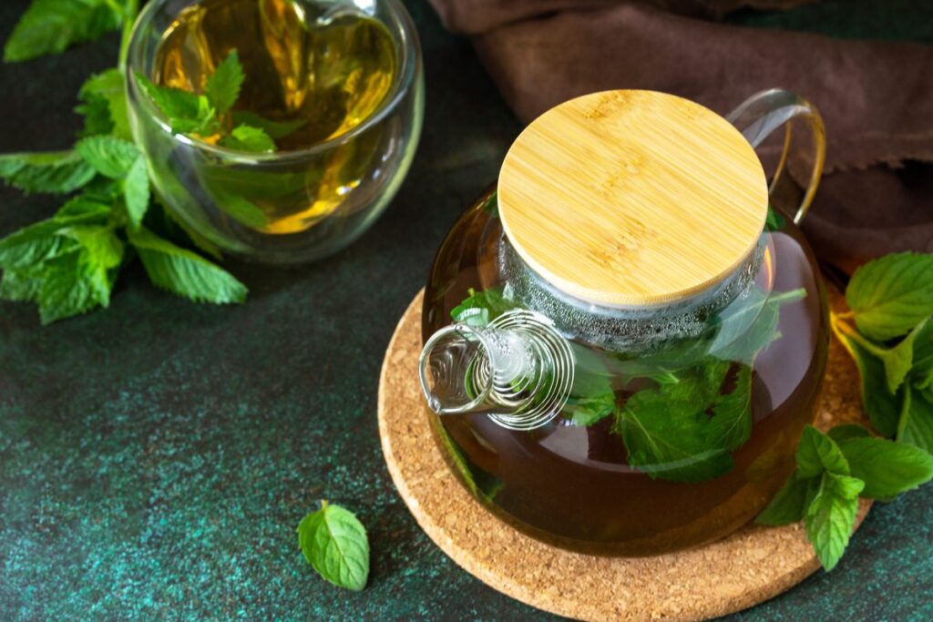 Une infusion de feuilles de sauge sur la table