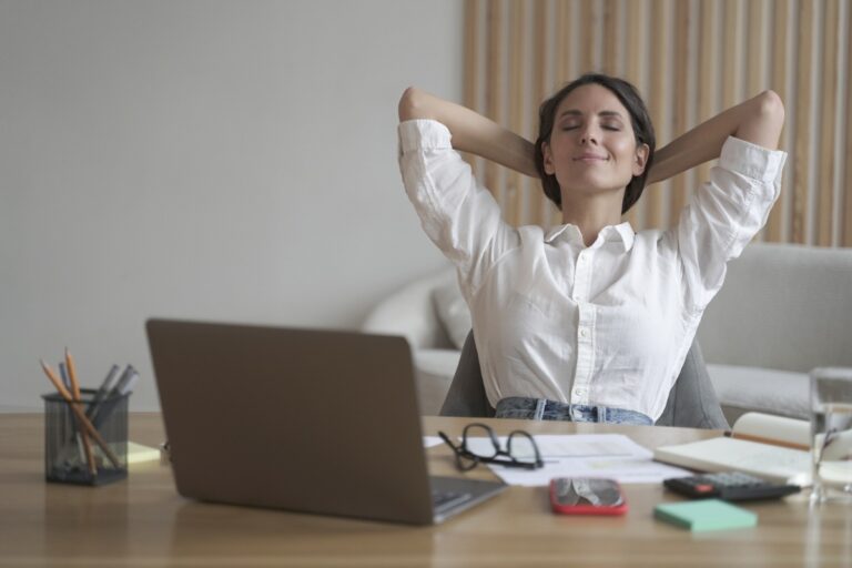 Une jeune femme se détendant dans son bureau