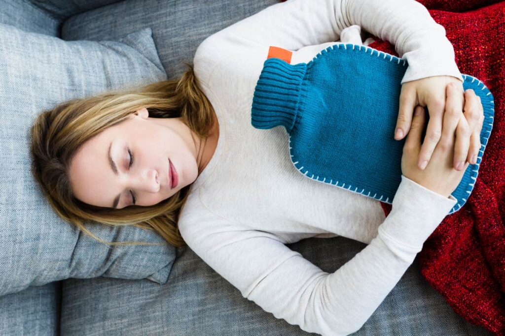 Une jeune femme dormant avec une bouillote
