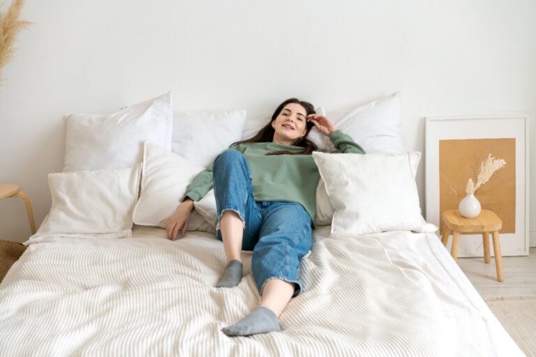 Une personne allongée sur le lit dans sa chambre