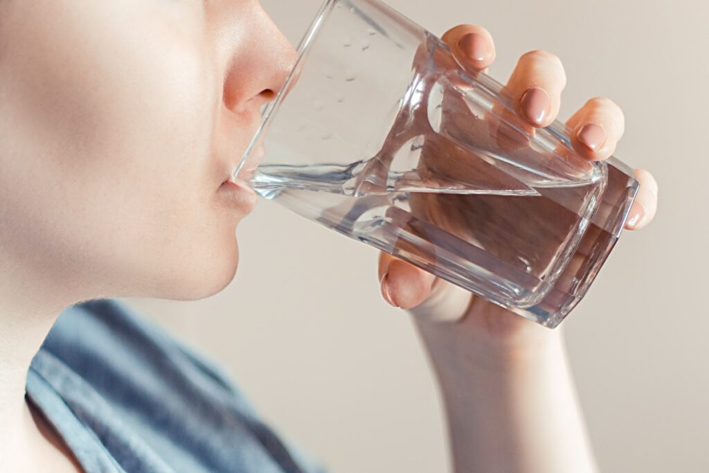 Une personne buvant de l'eau rafraîchissante